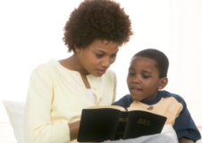mom-reading-bible-child