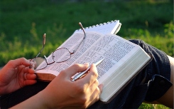 studying-the-bible-hands