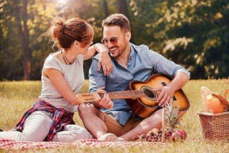 happy-couple-guitar